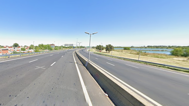 El ingreso a la autopista desde La Plata cuenta con lagunas, y en una fue hallado el cuerpo de un hombre.&nbsp;