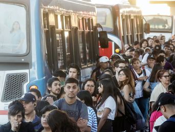 La reducción en la frecuencia de colectivos provoca largas filas. La reducción en la frecuencia de colectivos provoca largas filas.