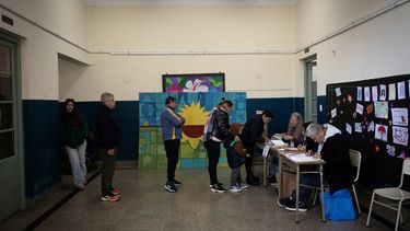 Una fila en una escuela para las elecciones provinciales. (Xinhua)