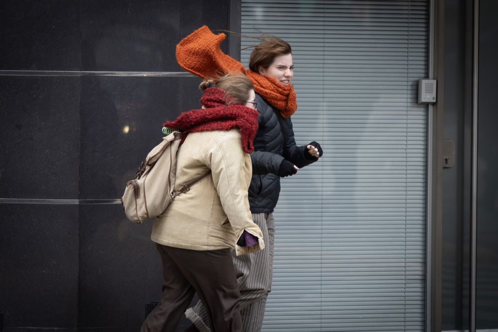 Dos personas abrigadas por el intenso frío. (Agencia Xinhua)