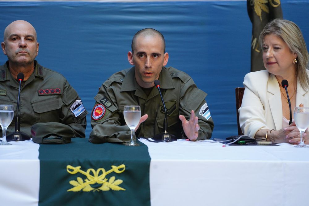 El gendarme Nahuel Gallo, junto a la ministra Alejandra Monteoliva y Claudio Brilloni.