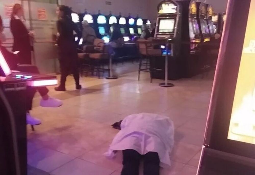 El cuerpo de la mujer quedó en el piso de la sala, a la espera de la ambulancia. (La Capital)