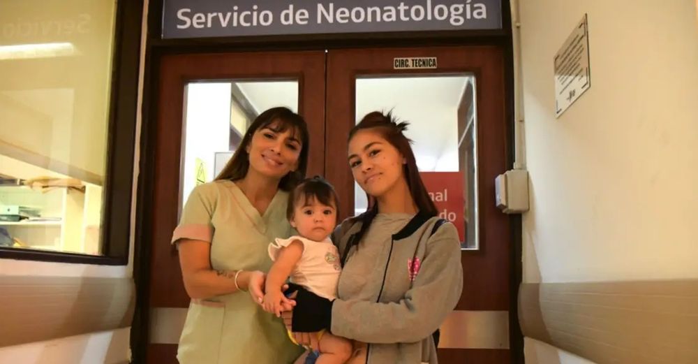 Sandra y Amely, con Luciana, una de las heroicas enfermeras.