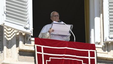 León XIV anunció su inminente operación desde la ventana de su despacho del Palacio Apostólico.