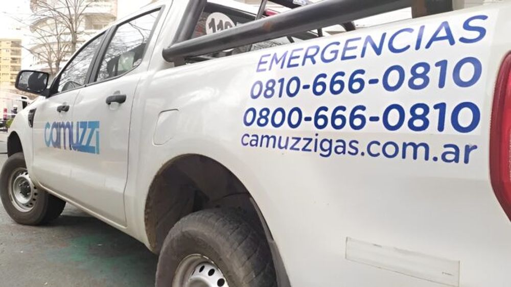 Los operarios de Camuzzi trabajan contrarreloj en Mar del Plata para restablecer el servicio de gas. (La Capital)