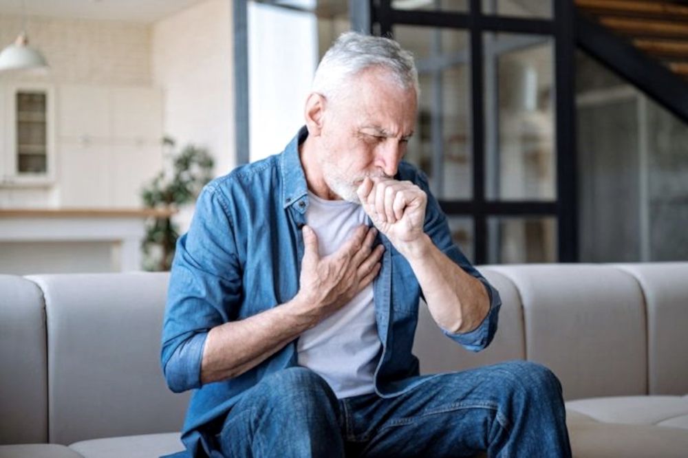 La tos persistente – con o sin expectoración sanguinolenta – por más de 15 días es uno de los signos clínicos más característicos de la tuberculosis. 
