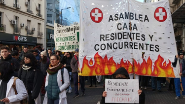 Movilización de trabajadores de la salud por los cambios en el sistema de residencias médicas.