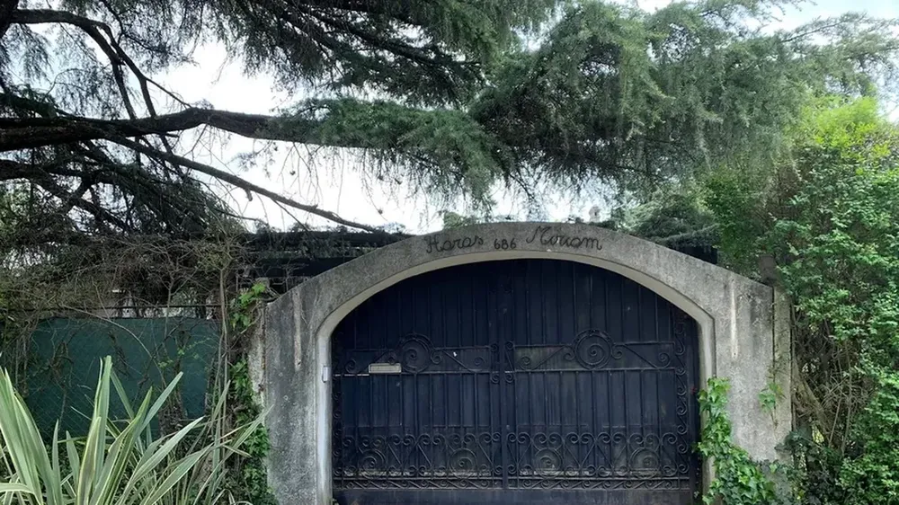 El portón de acceso a la casa del Indio Solari, en Ituzaingó.&nbsp;