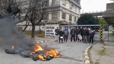 La protesta de los trabajadores despedidos en la puerta de Fisipa. La protesta de los trabajadores despedidos en la puerta de Fisipa.