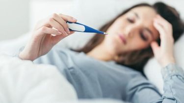 El dengue produce un cuadro con fiebre muy alta, por lo que es imprescindible hidratarse bien y controlar la temperatura.