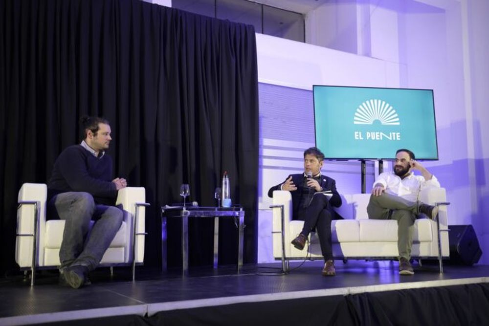 El gobernador Axel Kicillof en su visita a Uruguay.