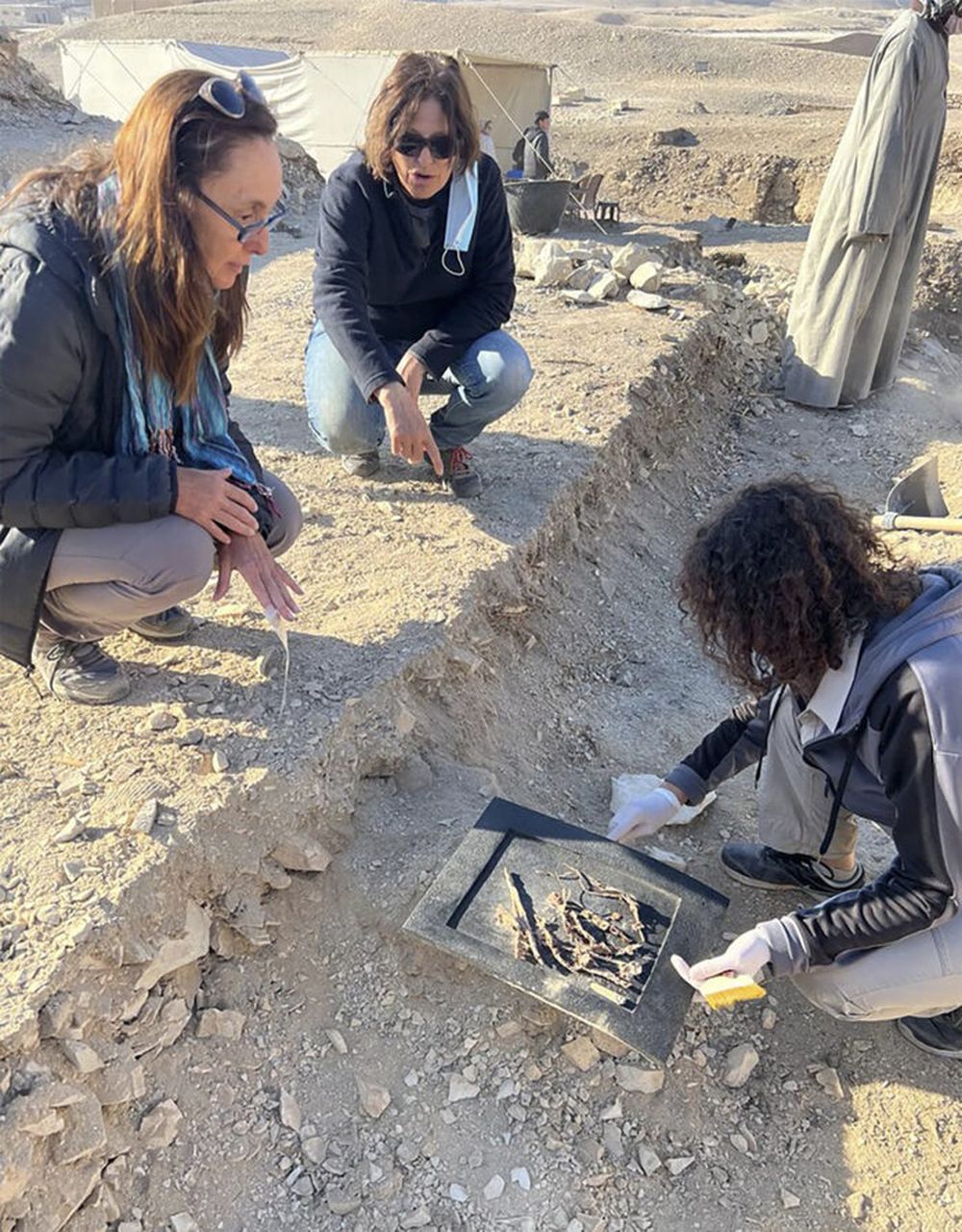 El equipo interdisciplinario incluye historiadoras e historiadores, arqueólogas, conservadoras, historiadores del arte, arquitectos, fotógrafos y un físico. - UNLP -