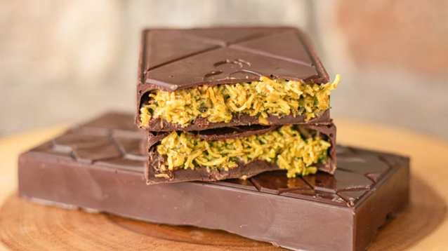 El chocolate Dubái respeta la fórmula a base de cacao y tiene un relleno de crema de pistacho e hilos de masa kadaifi, que le aportan una textura crujiente única.