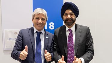 El ministro Caputo y el titular del BID, Ajay Banga, en la reunión de hoy en Bankok.