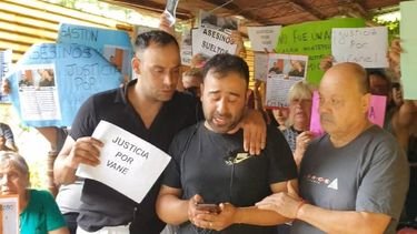 Marcelo Emmi, esposo de Vanesa Escalante, y el padre de la víctima, Marcelo Escalante, en la marcha por Luján.