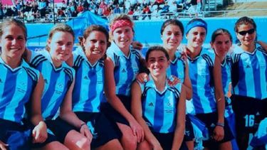 Laura Maiztegui (primera de la izquierda) junto a sus compañeras del seleccionado argentino de hockey sobre césped, en adelante Las Leonas.