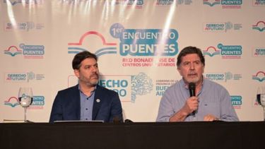 El Ministro de Gobierno bonaerense, Carlos Bianco, junto al Director General de Cultura y Educación de la provincia, Alberto Sileoni, en el primer encuentro de la Red Bonaerense de Centros Universitarios.