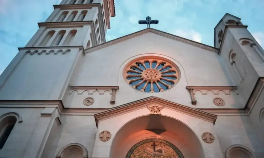 La parroquia de San Francisco de Asís, de donde el presunto sanador escapó con el dinero.