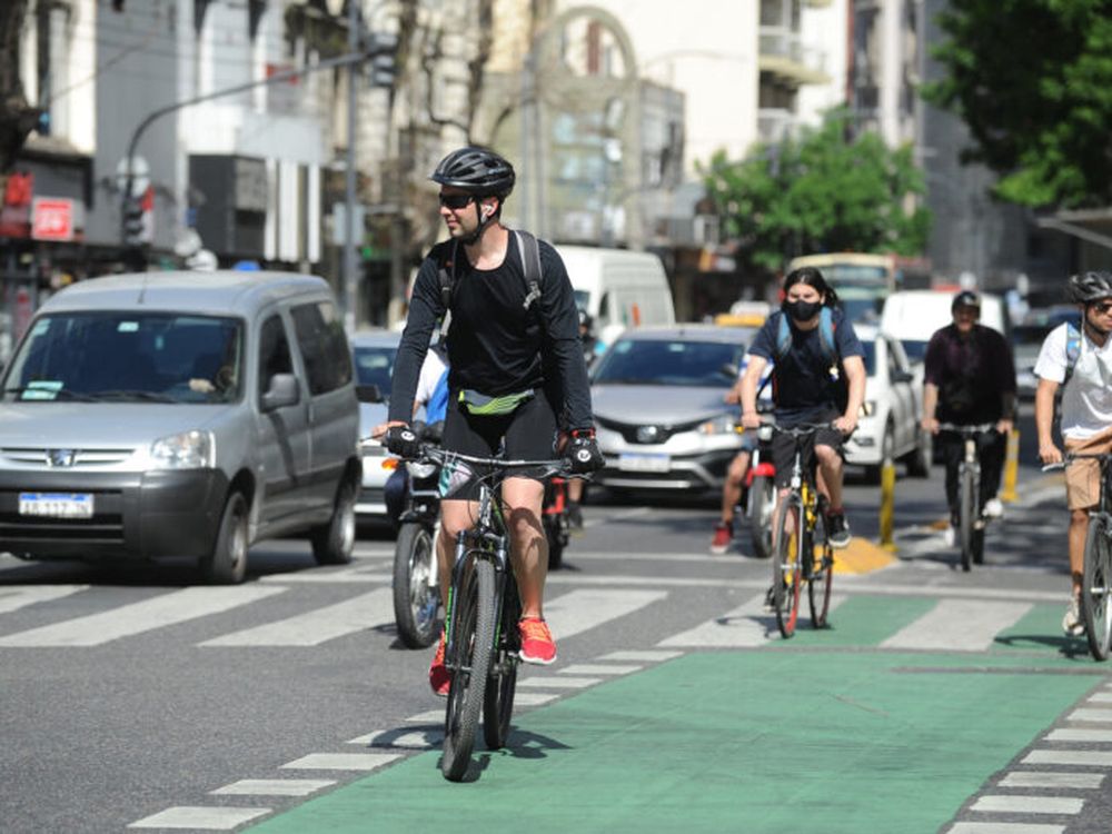 Ciclistas que no cumplen las normas de tránsito. Uso del celular, circulación por las veredas y sendas peatonales. Uso de auriculares. Semáforos en rojoFoto Juano Tesone
