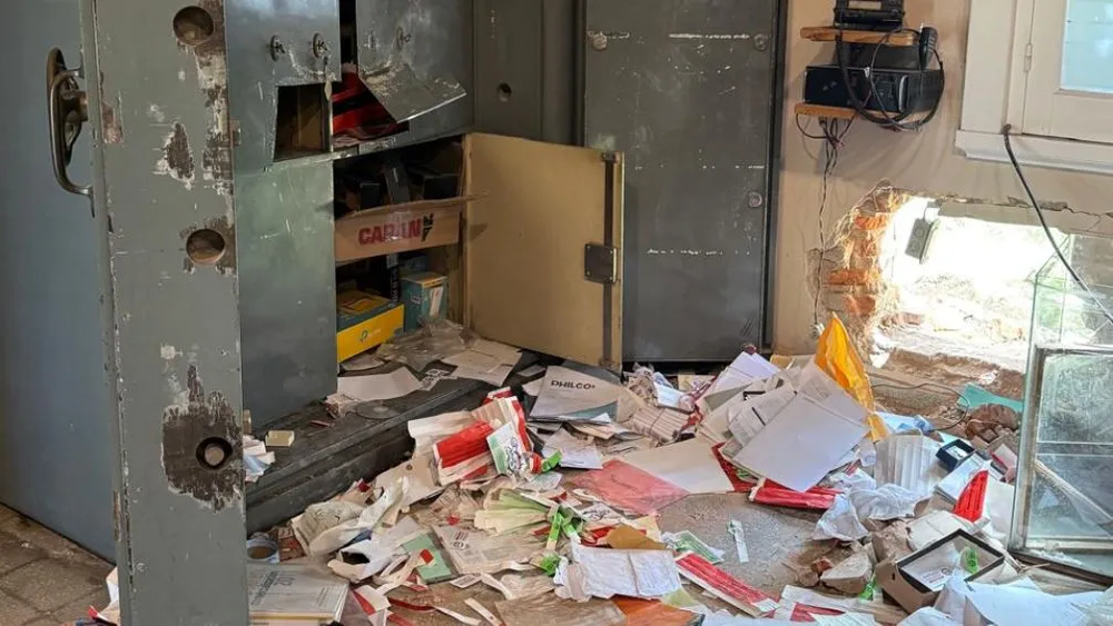 El desolador panorama con el que se encontraron en la Sociedad Rural de Bolívar. Abajo a la derecha se aprecia el boquete en la pared. El desolador panorama con el que se encontraron en la Sociedad Rural de Bolívar. Abajo a la derecha se aprecia el boquete en la pared.