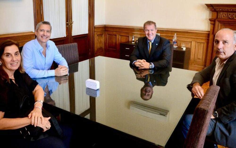 Eduardo Serenellini con integrantes del Grupo DIB.