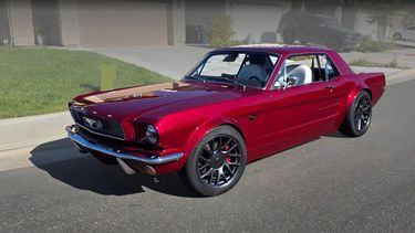 Este Mustang del 66 tiene el alma de un Tesla Model 3 Calimotive