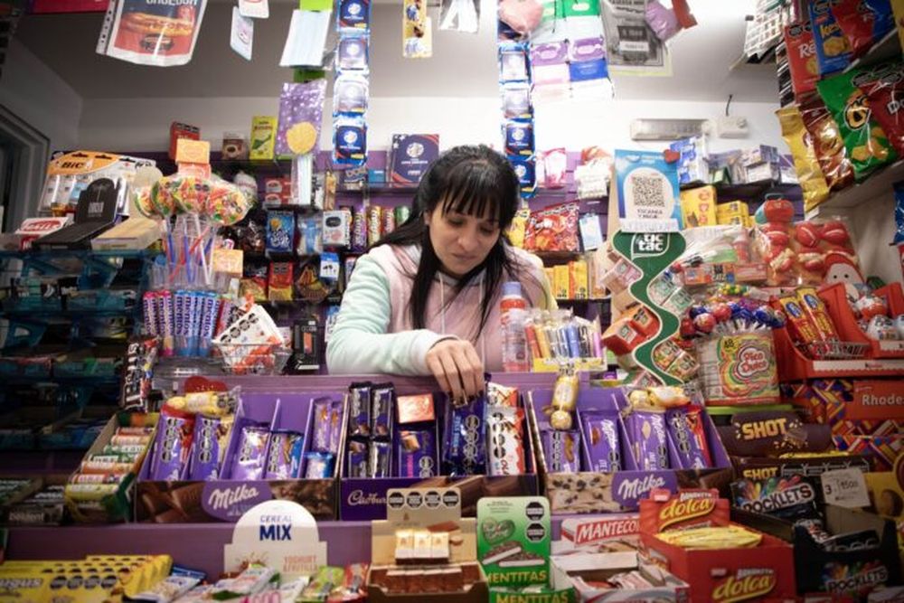 Una trabajadora acomoda golosinas en un kiosco. (Xinhua/Martín Zabala)