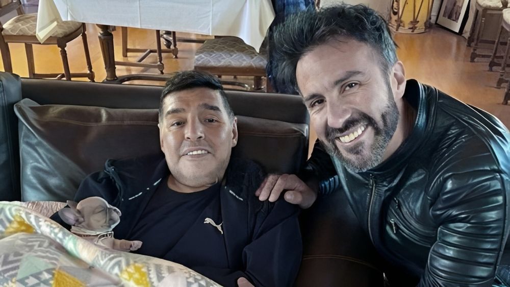 Diego Armando Maradona junto a su médico Leopoldo Luque.