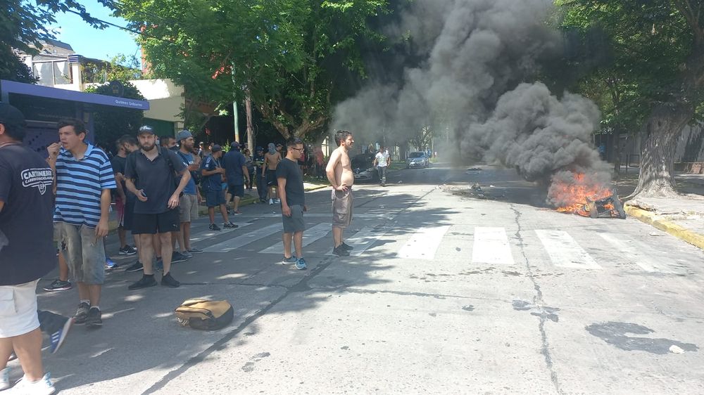 Protesta frente al Concejo Deliberante de Quilmes, por la aprobación de una ordenanza de tránsito. (X)