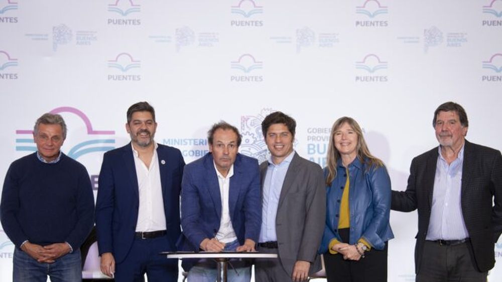 Axel Kicillof y el intendente de Carlos Casares, Daniel Stadnik. (Gobernación)