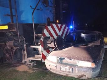Los ocupantes del vehículo pudieron salir ilesos fundamentalmente porque el tren circulaba por Bahía Blanca a baja velocidad.