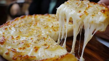 La fugazza con queso o la rellena es un tipo de pizza bien al gusto argentino. Es la cuarta más pedida.