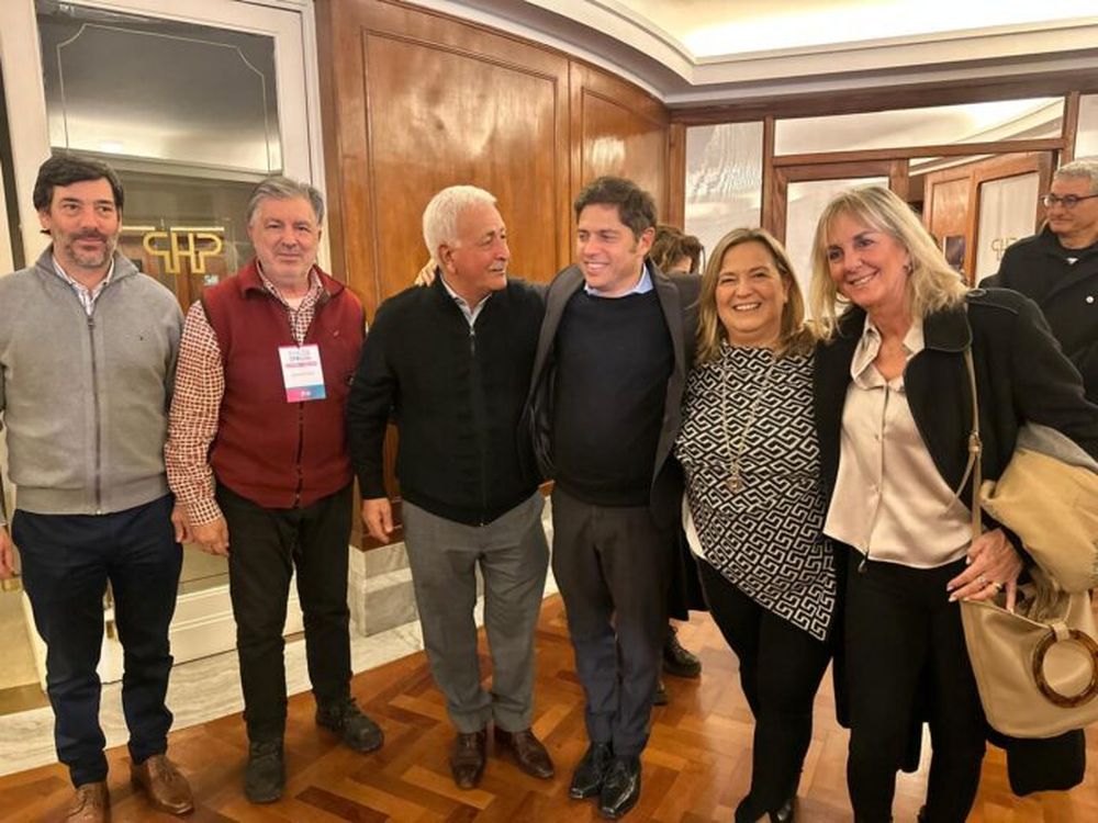 Emiliano Baloira, vicepresidente de IMPTCE de Lomas de Zamora, Leonardo Tasca, Pro Secretario de la Federación Económica de Buenos Aires, Camilo A Kahale, POresidente de FEBA, Alejandra Moccioli, vicepresidenta de FEBA y Ramona, Maciel, titular de la Cámara Económica de Tres Arroyos, junto al gobernador Axel Kicillof. (DIB)