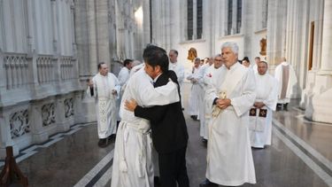 El gobernador Axel Kicillof se abraza con el arzobispo platense Gustavo Carrara en la misa de homenaje al Papa Francisco en la Catedral de La Plata. (Prensa Gobernación)