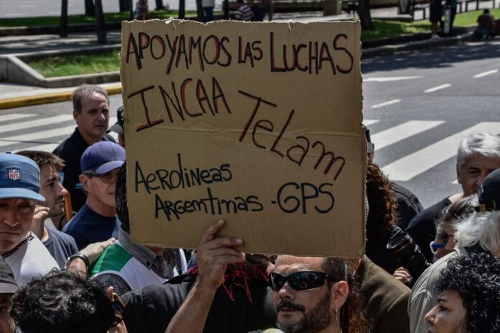 Trabajadores reclaman contra despidos del Gobierno.