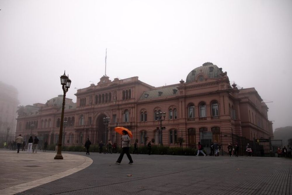 La Casa Rosada es cubierta por una densa niebla. (Xinhua/Martín Zabala)