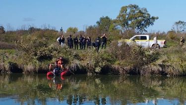 El cuerpo de la mujer fue encontrado a la vera del río Salado.