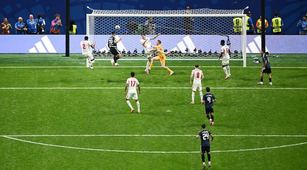 El gol del 2 a 1, visto desde donde estaba Dibu Martínez.