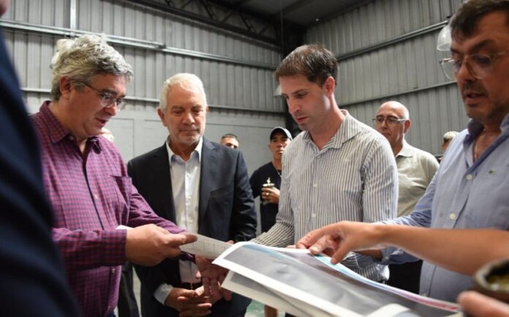 El Ministro de Desarrollo Agrario, Javier Rodríguez, y el intendente de La Plata, Julio Alak, recorrieron el predio del próximo Mercado Bonaerense de La Plata.