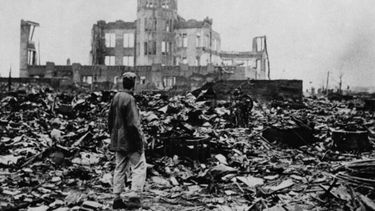 Una exposición conmemorativa dedicada a la memoria de Hiroshima y Nagasaki, con foco en la paz, la no proliferación y el desarme nuclear. - El País -