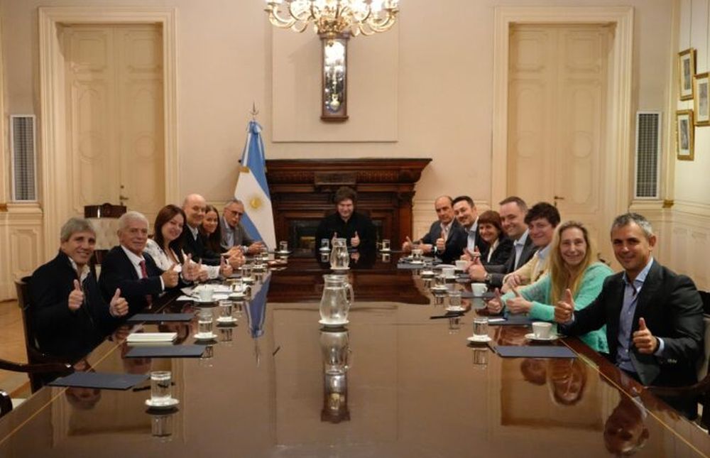 La foto de la reunión de Gabinete que Milei reprodujo desde varias cuentas. (X @MenemMartin)