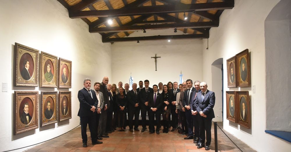 EL nuevo consejo directivo en la sala donde se juró la Independencia en 1816.