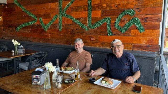 Marcelo Marino (der.) y Jorge Argel, los amigos que están intentando unir Estados Unidos con Necochea en moto. - Gentileza Ecos Diarios de Necochea -