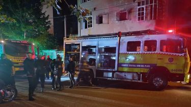 Los bomberos de Mar del Plata pudieron evacuar a decenas de personas del geriátrico.