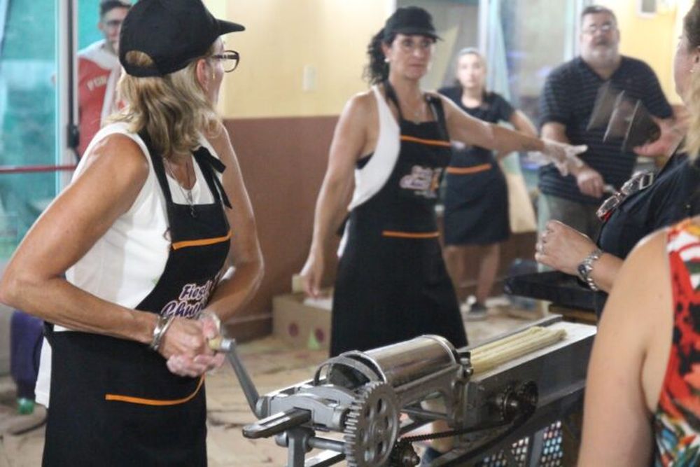 Villa Iris vive a pleno la fiesta del churro.