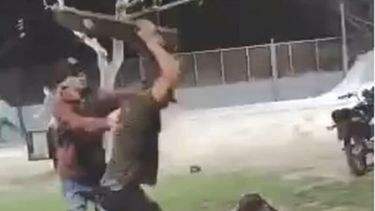 Con una tabla en la cabeza: el peor momento de la salvaje agresión en Bragado. (Captura)