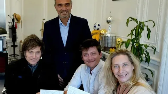 Milei, con su hermana Karina, Caputo y Lule Menem.