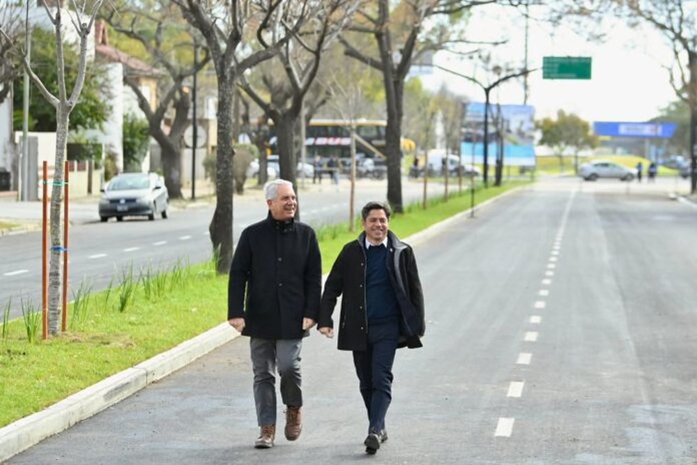 El gobernador Axel Kicillof junto al intedente platense Julio Alak.
