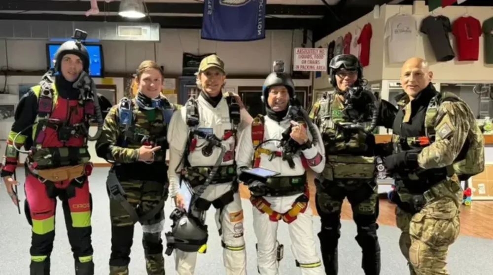 Alejandro Montagna y Marcelo Vives, ambos de blanco, con su equipo.