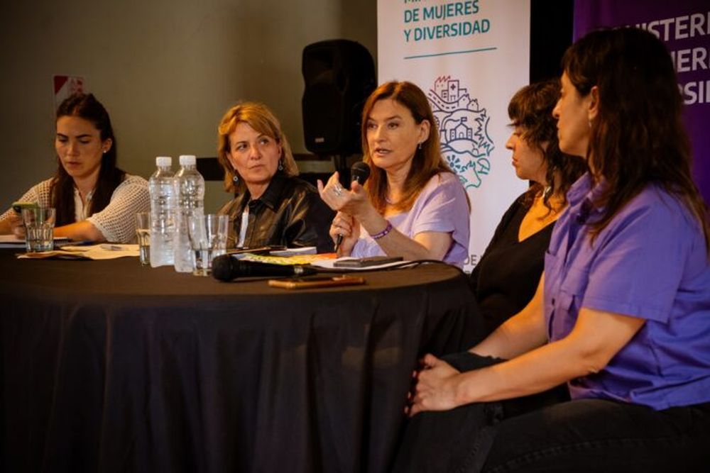 La ministra de Mujeres y Diversidad, Estela Díaz, junto a funcionarias del equipo de políticas de género.